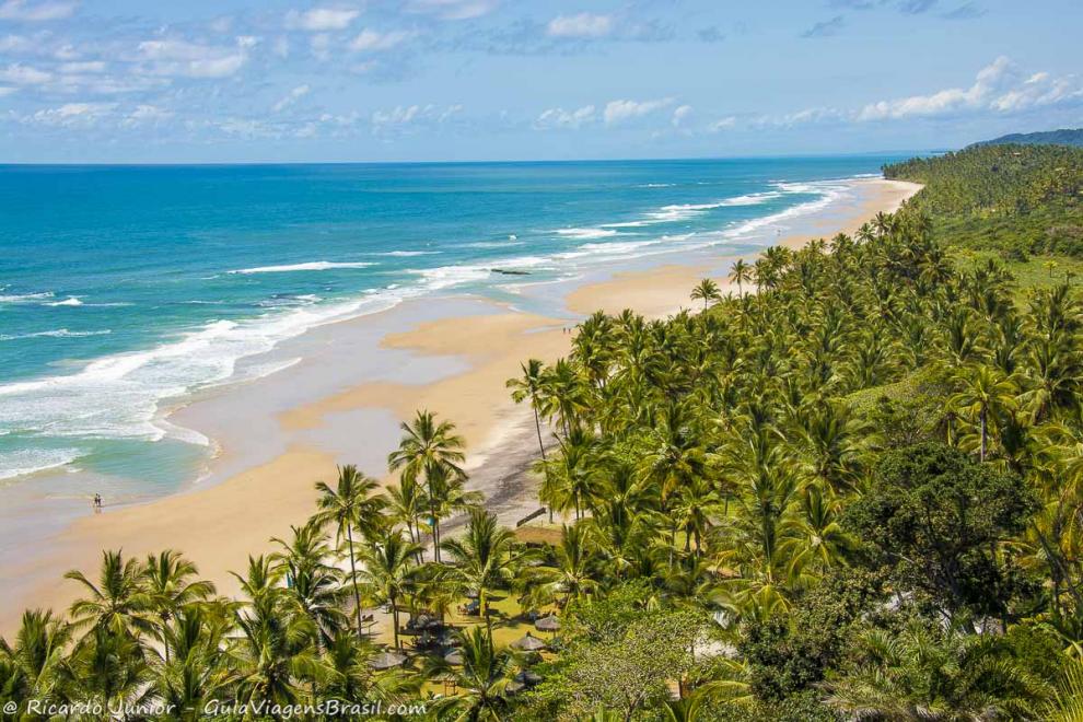 Imagem do alto da Praia de Itacarezinho.